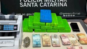 Polícia apreende 10 kg de drogas e prende suspeito em Palhoça