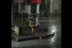 Vídeo: jovens tomam banho em chafariz de Urussanga e Prefeitura se manifesta