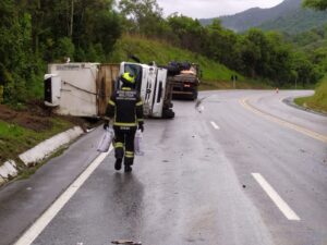 Colisão grave entre caminhão e carro deixa vítimas em Alfredo Wagner