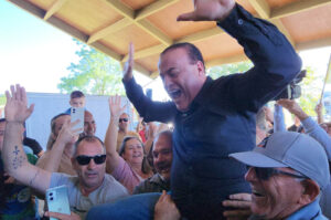 Nos braços do povo: Neguinho volta à Prefeitura de Forquilhinha