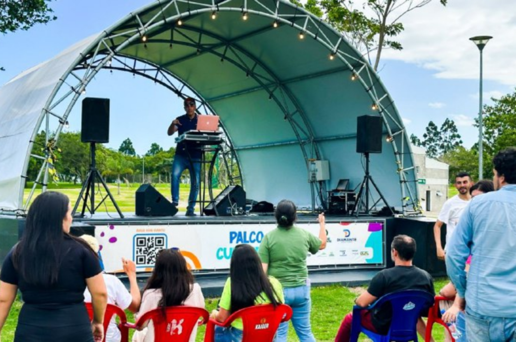 Dj surdo agita Festival de Libras do Parque Diamante