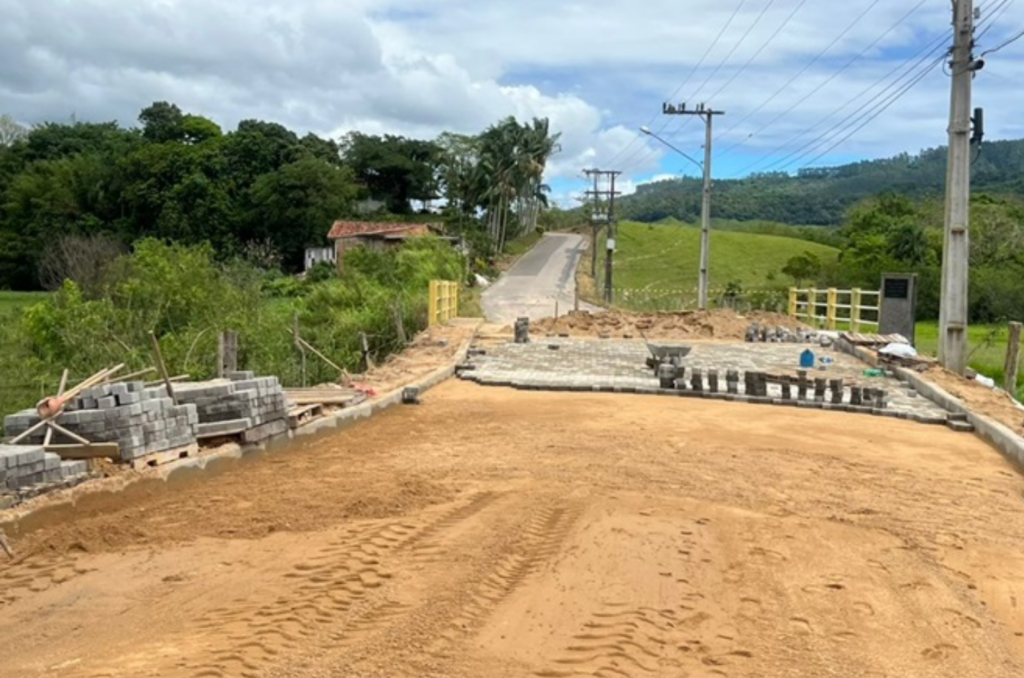 Parceria garante nova pavimentação em rua de Gravatal