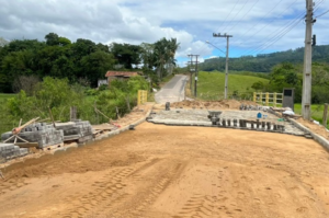 Parceria garante nova pavimentação em rua de Gravatal