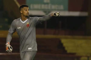 Hercílio Luz sonda goleiro Alexander, do Vasco