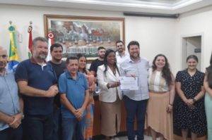 Enfermeira que salvou bebê engasgado recebe homenagem no Legislativo