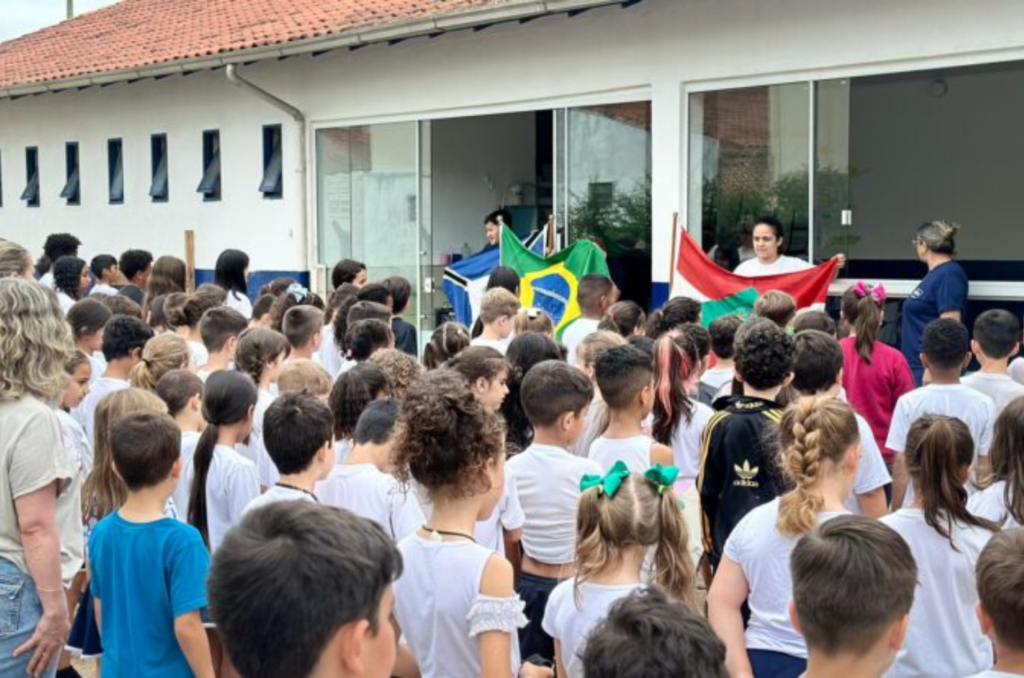 Dia da Bandeira é celebrado com hino em escolas do município