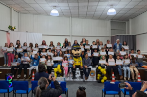Jovens recebem certificado de aulas de Educação no Trânsito