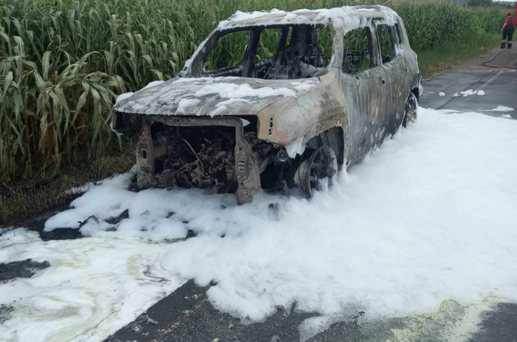 Carro é completamente consumido por incêndio em Içara