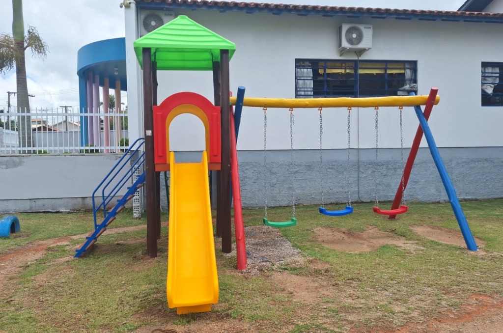 Empresa privada doa parquinho para creche de Tubarão