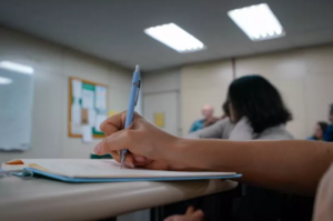 “É o princípio do fim da educação”, diz professor sobre nova média global nas escolas
