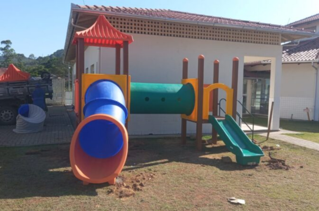 Novos playgrounds são instalados em escolas de Capivari de Baixo