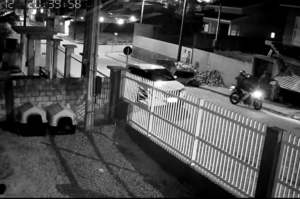 [VÍDEO] Homem sofre tentativa de assalto e quase leva tiros por dupla armada