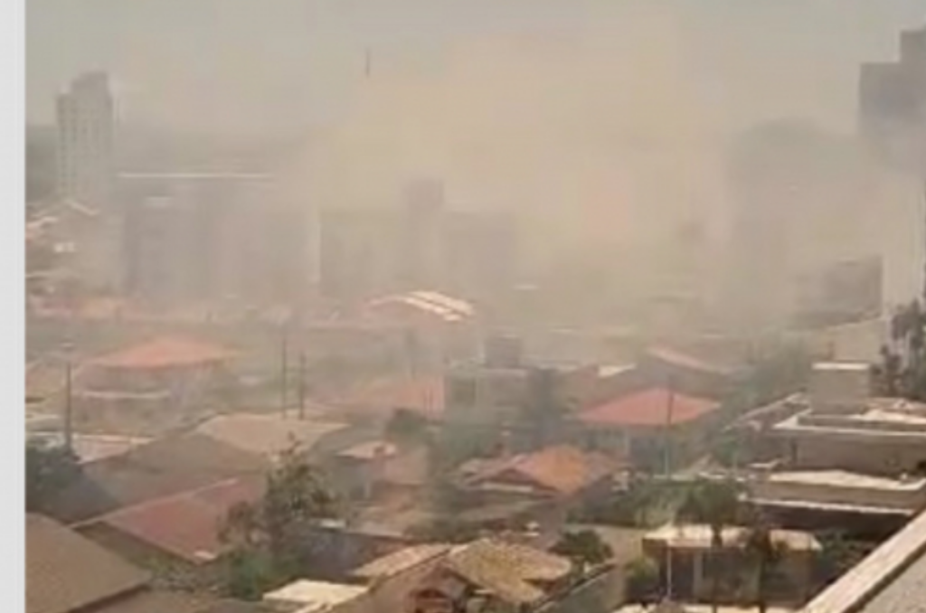 Incêndio em vegetação causa nuvem de fumaça em Tubarão