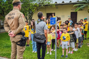 Crianças e adolescentes da igreja visitam batalhão da polícia