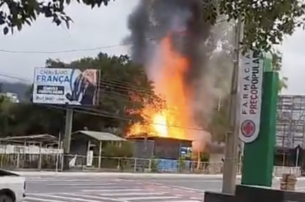 [VÍDEO] Casa do homem que cometeu atentado no STF é incendiada em SC