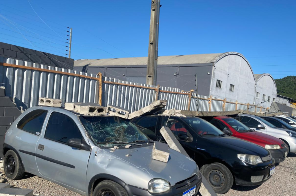 EXCLUSIVO: após 15 dias do vendaval, funcionários seguem com carros parados em pátio de empresa