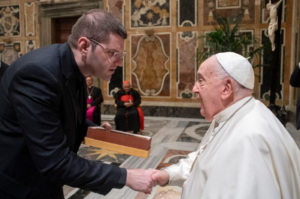 Padre de Tubarão conhece Papa Francisco no Vaticano