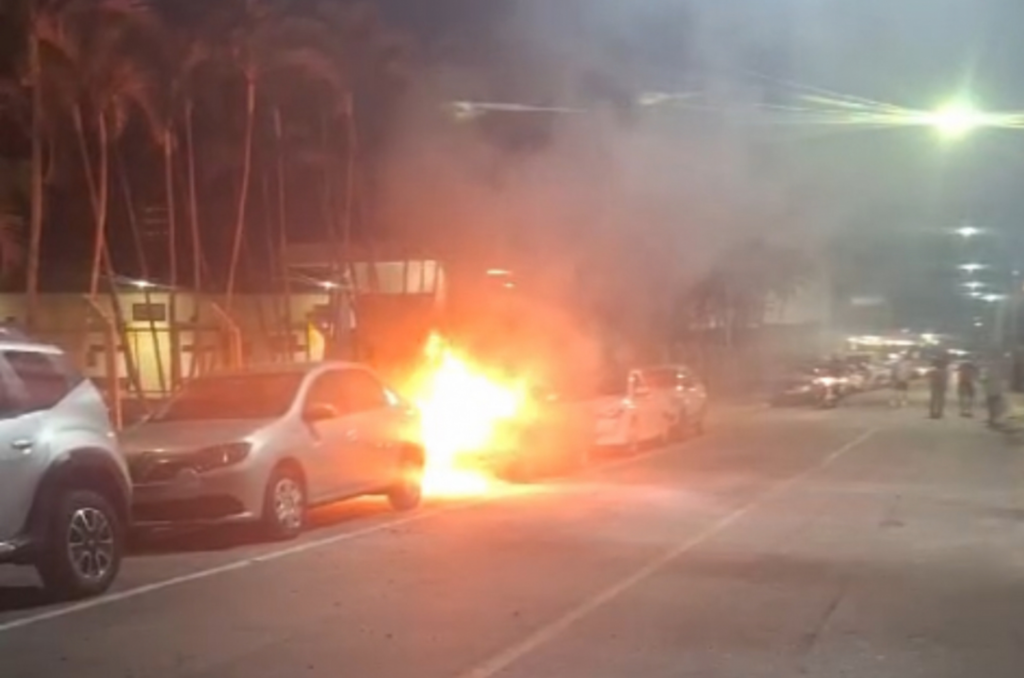 [VÍDEO] Carro pega fogo próximo ao shopping de Tubarão