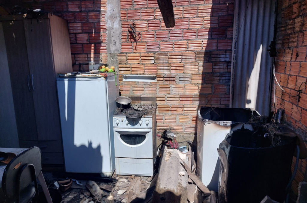 Populares controlam incêndio em casa de madeira