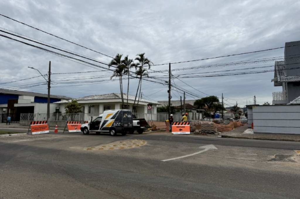 Avenida Pedro Zapelini tem trecho interrompido em Tubarão