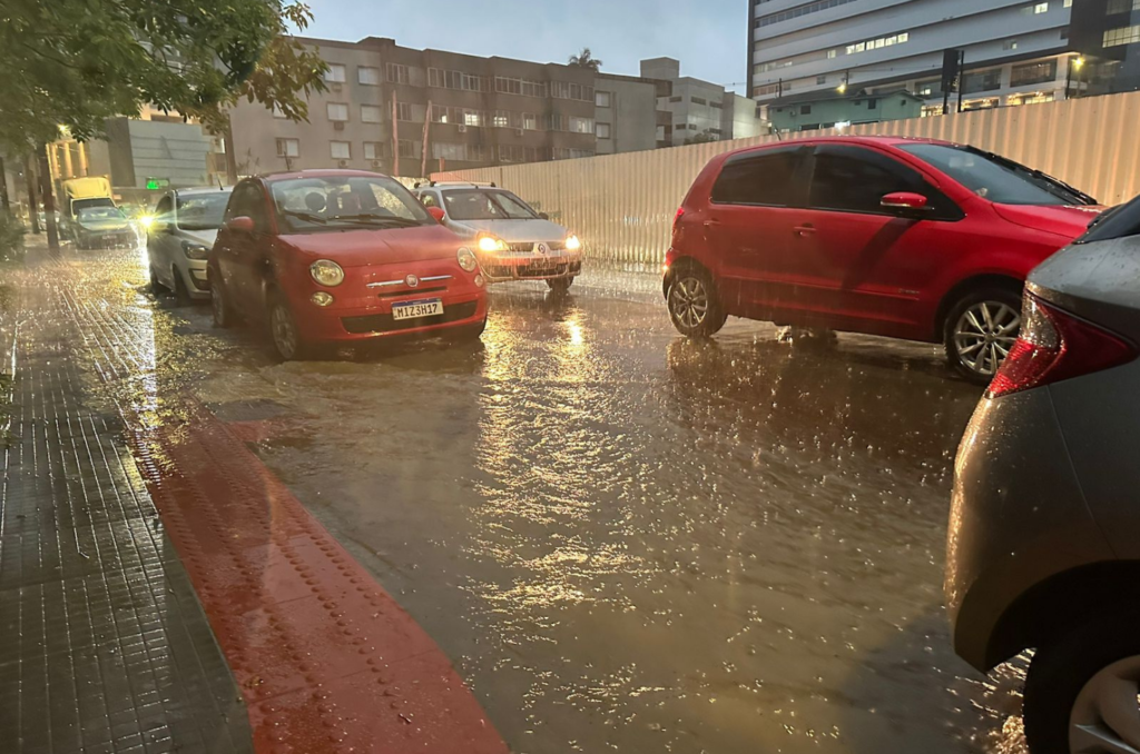 Rua no Centro de Criciúma fica alagada após chuva intensa