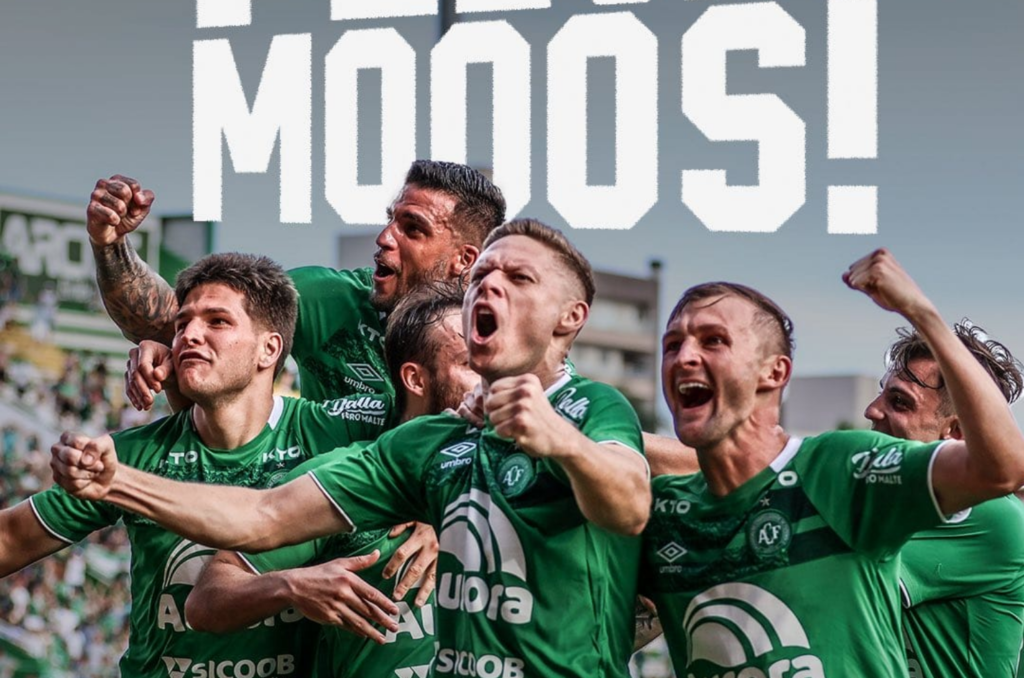 Chapecoense vence Coritiba e escapa definitivamente do rebaixamento