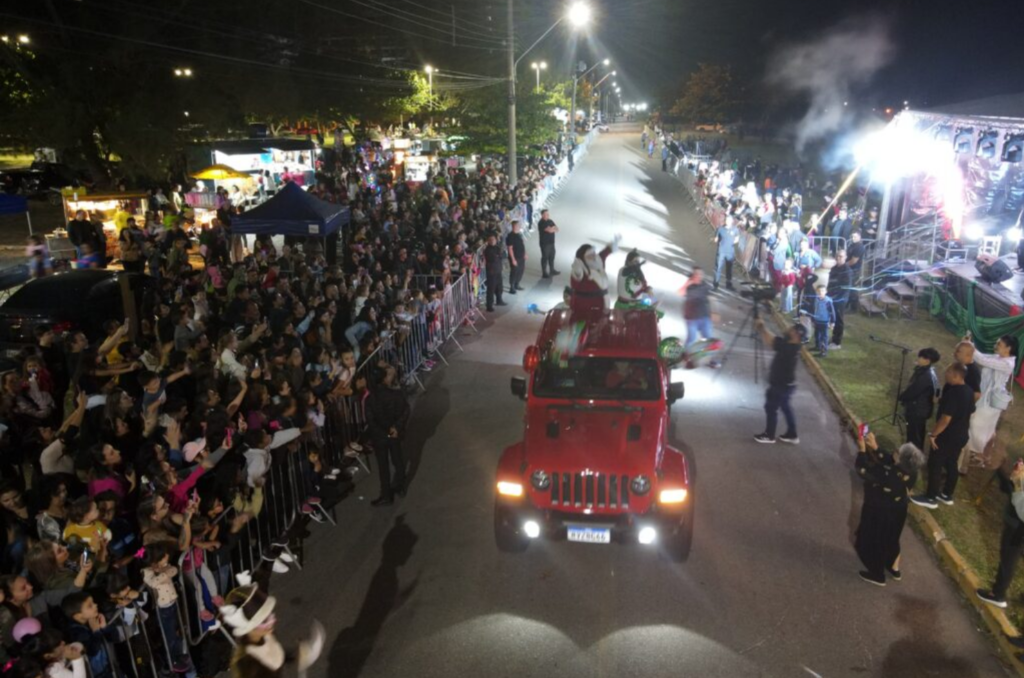 Público marca presença na chegada do Papai Noel em Imbituba
