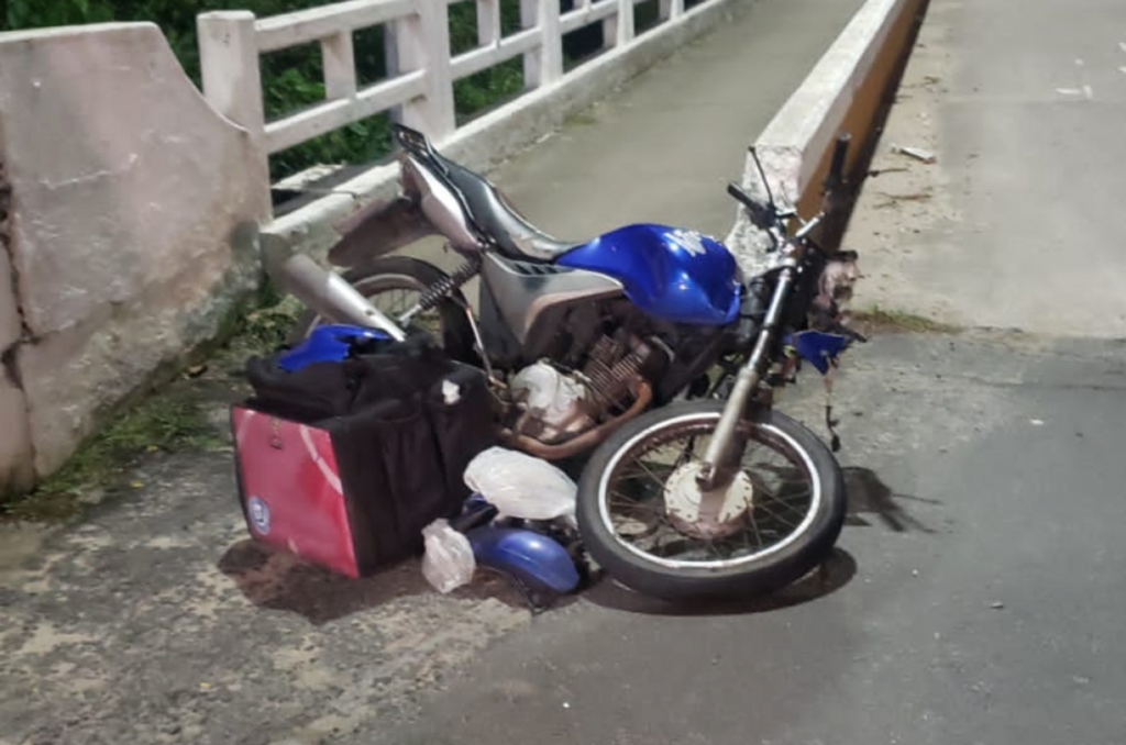 [VÍDEO] Motociclista fica ferido após colisão na Ponte do Quartel