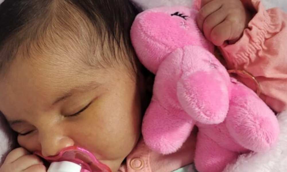 Bebê de 14 dias se engasga e tem vida salva por enfermeira