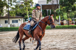 Militar de Tubarão conclui curso de policiamento montado