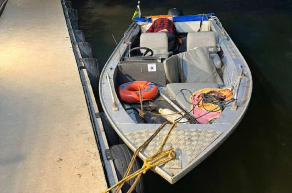 Embarcação naufraga e senhor precisa ser resgatado