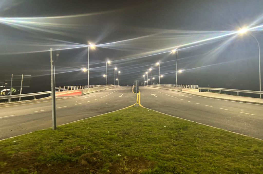 Parte da ponte Stélio Cascaes Boabaid recebe iluminação