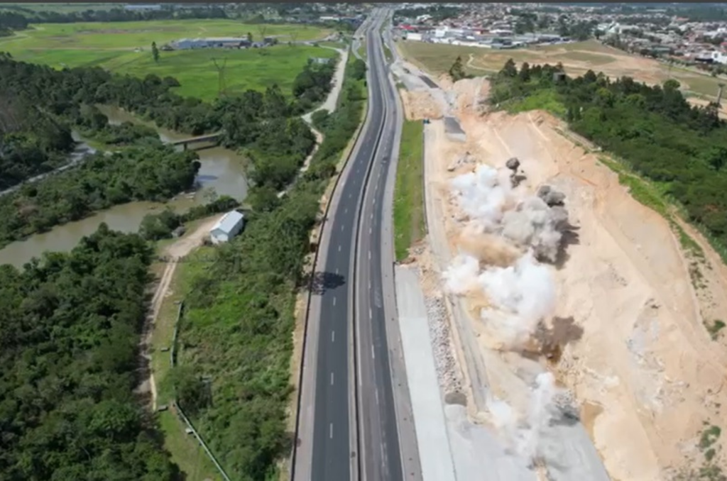 Mais uma detonação de rochas será realizada na BR-101 em Capivari de Baixo