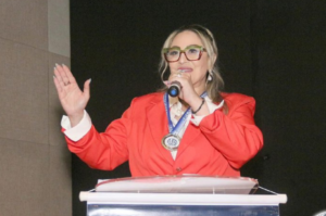 Apresentadora da Rádio Cidade passa a integrar associação de jornalistas e escritoras de SC