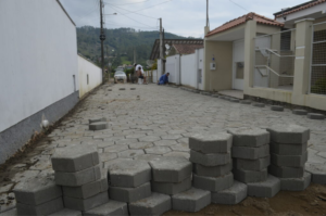 Localidades do interior de Tubarão recebem pavimentações com lajotas