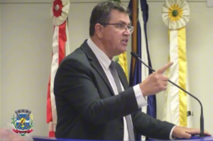 [VÍDEO] Vereador afirma que nenhum secretário trabalha por menos de R$ 9 mil em Tubarão