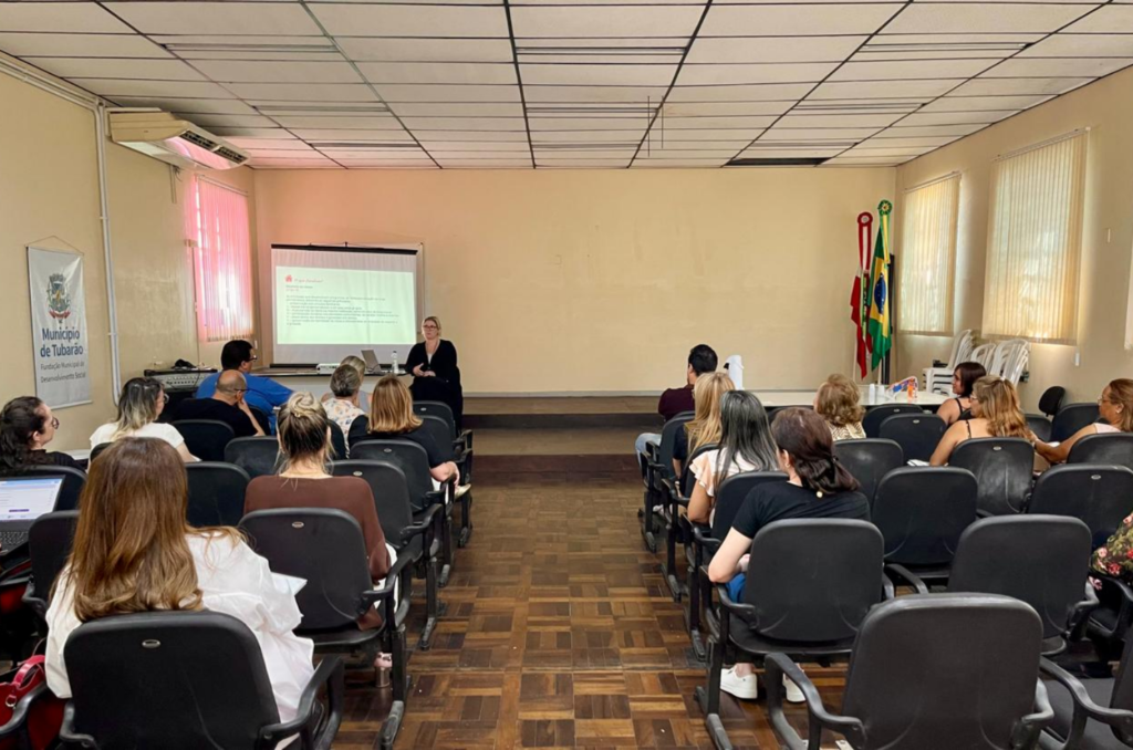 Capacitação sobre direitos da pessoa idosa é realizada em Tubarão