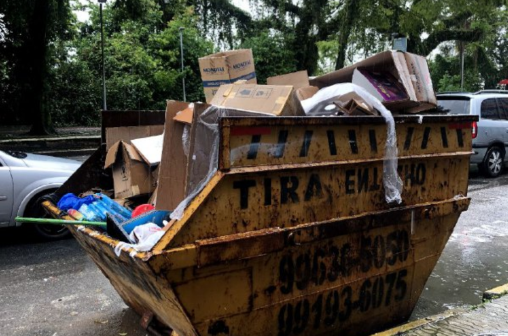 Descarte incorreto de materiais recicláveis em caçambas de entulho chama atenção