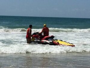 Pescador é resgatado após embarcação virar no Balneário Barra do Sul