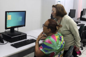 Unesc impulsiona a inclusão digital de idosos com curso de informática gratuito
