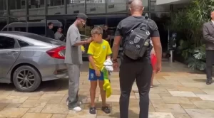 Vinicius Júnior recebe ‘Bola de Ouro’ de fã mirim em Belém