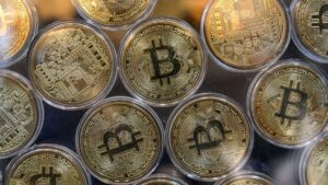 Bitcoin ultrapassa 100 mil dólares pela primeira vez e atinge US$ 2 tri em valor de mercado