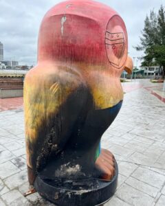 Vândalos ateiam fogo em coruja gigante ao lado da prefeitura de Navegantes