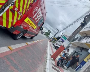 Idosa fica ferida após colisão entre automóvel e motocicleta elétrica em Navegantes