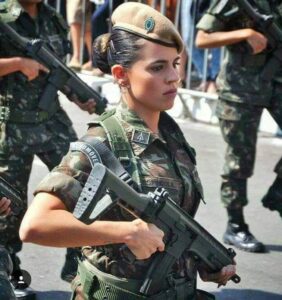 Mulheres poderão se alistar nas Forças Armadas em 2025
