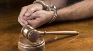 Homem é condenado a 12 anos por homicídio após briga de trânsito