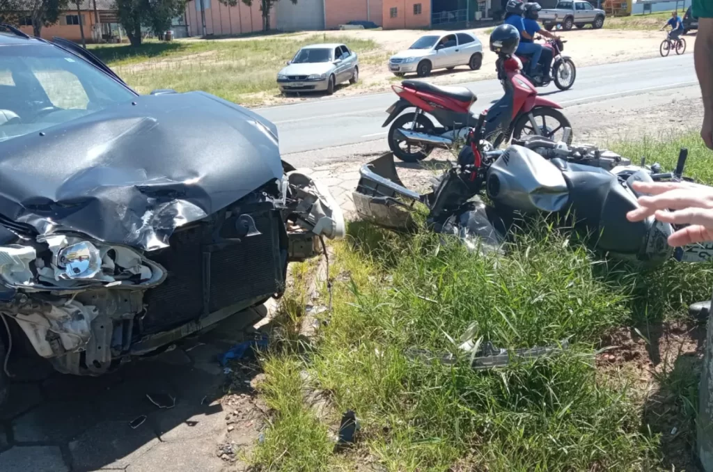 Colisão entre moto e carro na Rodovia Genésio Mazon, em Urussanga