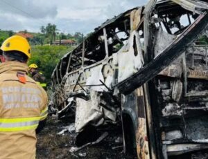 Acidente mata 22 e deixa 16 feridos