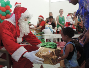 Adolescentes e crianças da Casa Guido se preparam para a Festa de Natal