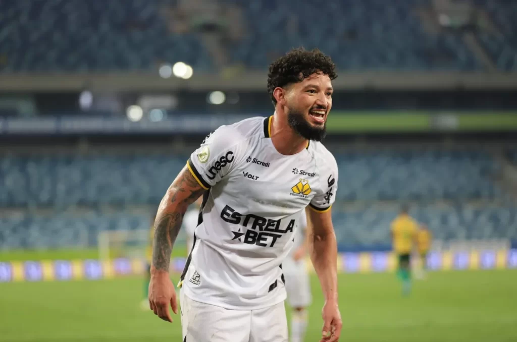 Adversário da Série B anuncia ex-atacante do Criciúma